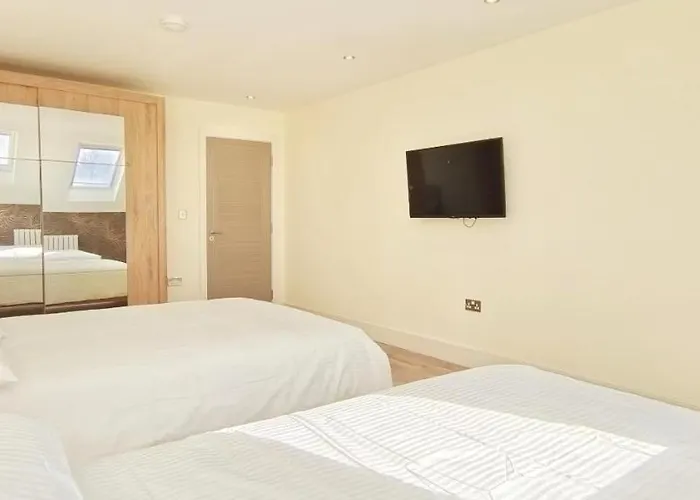 Top Floor Flat 5 Northwood