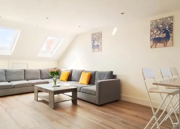 Top Floor Flat 5 Northwood