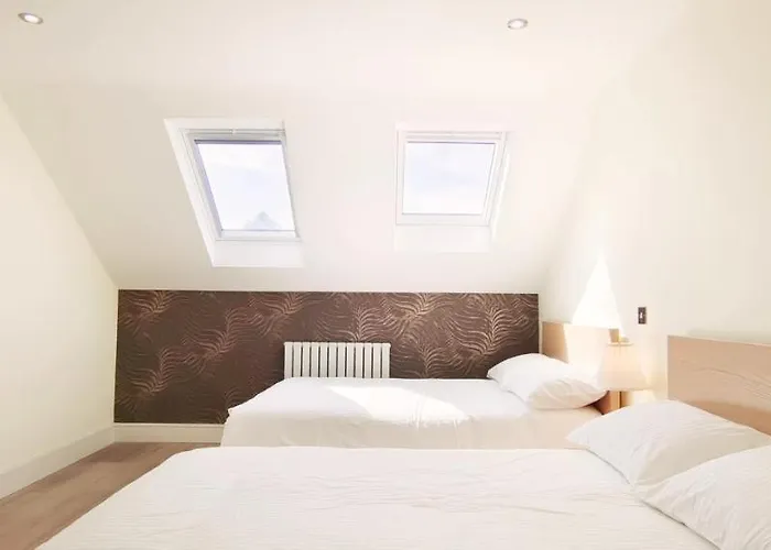 Top Floor Flat 5 Northwood