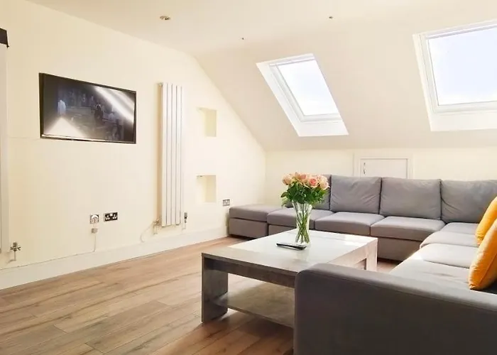 Top Floor Flat 5 Northwood